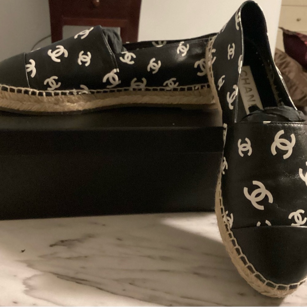 💯% Authentic CHANEL Monogram Black and White Espadrilles - Picture 2 of 10